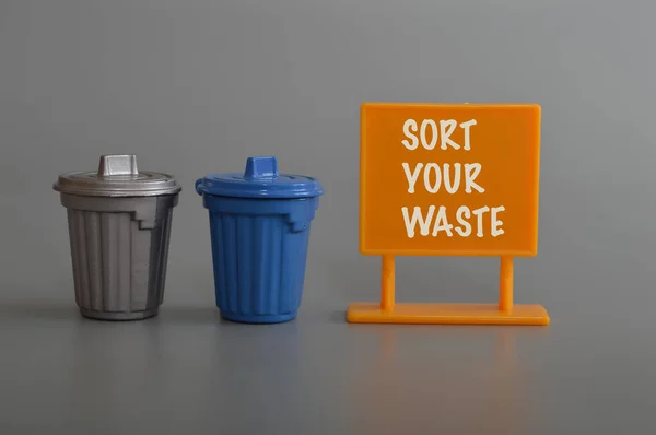 Caixote Lixo Brinquedo Placa Plástico Escrita Com Sort Sua Resídua — Fotografia de Stock