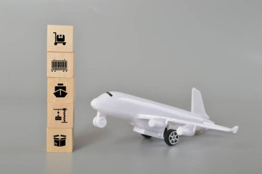 Mal ve ürünlerin hızlı teslimatı. Mal ticareti, lojistik, hava kargosu, paketler, hava postası, nakliyat, hızlı taşıma kavramı.