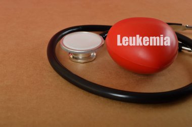 LEUKEMIA yazılı steteskop ve kalp. Lösemi, kan ve kemik iliğini etkileyen bir kanser türüdür..