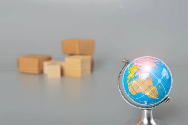 Kartónové Krabice Světová Zeměkoule Šedém Pozadí Svět Internetových Nákupů Elektronického — Stock fotografie