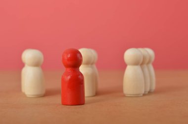 Bir grup insan fikir alışverişinde bulunmak için bir araya gelir. Tartışmaları, iş birliğinin, takım çalışmasının ve sürekli eğitimin önemini vurgulayan kavramsal iş fikirleri etrafında dönüyor. Sorunları çözmek için ortak bir amaç güden