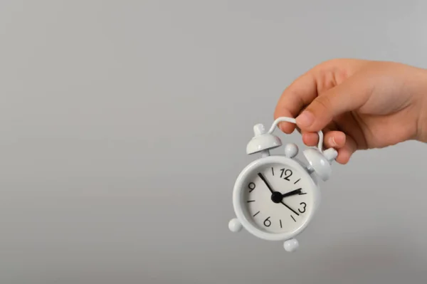Mão Segurando Relógio Branco Conceito Tempo — Fotografia de Stock
