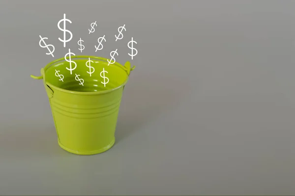 Balde Metal Verde Com Símbolos Dinheiro Simbolizar Angariação Fundos — Fotografia de Stock