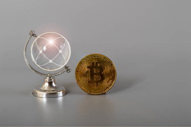 Bitcoin 'li dünya küresi gri bir zemin üzerinde izole edildi. Bitcoin ve kripto para yatırımı kavramı.
