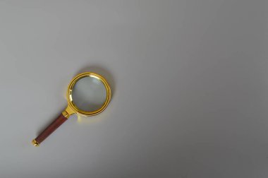 Gri arka planda izole edilmiş büyüteç. Metin için alanı kopyala.