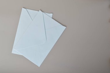 Mavi zarf gri arkaplanda izole edildi.