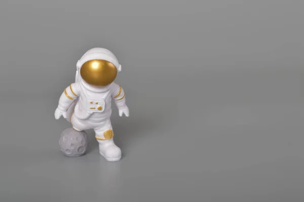 Brinquedo Astronauta Ação Isolado Fundo Cinza — Fotografia de Stock