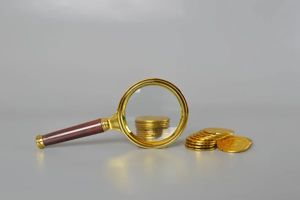 Goldene Münzen Und Lupe Inflation Steuern Cashflow Und Finanzkonzept — Stockfoto
