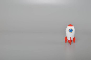 Oyuncak roketi beyaz bir arkaplanda izole edildi. Başarının sembolü başlangıç işi, eğitim ve bilgidir.