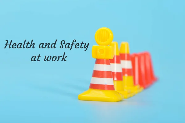 Conos Plástico Amarillo Rojo Con Texto Salud Seguridad Trabajo — Foto de Stock