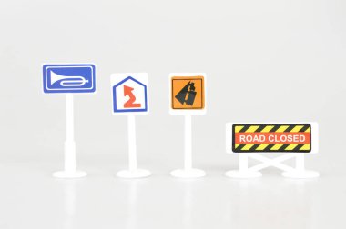 Beyaz arkaplanda farklı trafik işaretleri izole edildi.