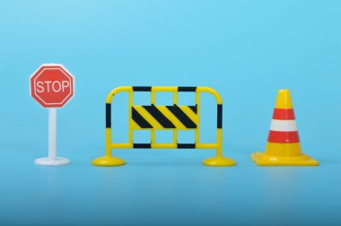 Trafik yol onarım bariyerleri inşa halindeki metinlerle kuruldu. Güvenlik barikatları, barikatlar, uyarı işaretleri. İnşaat çitleri, trafik konileri ve tamir engelleri, güvenlik barikatı uyarısı