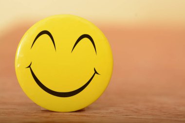 Sarı mutlu yüz, bulanık arka planda gülümseme..