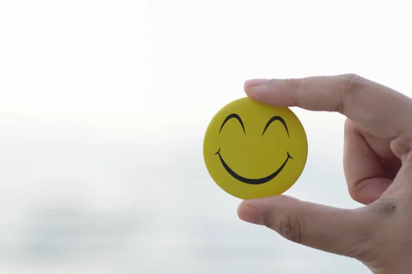 Eine Hand Mit Einem Lächelnden Gesicht Symbolisiert Eine Positive Einstellung — Stockfoto