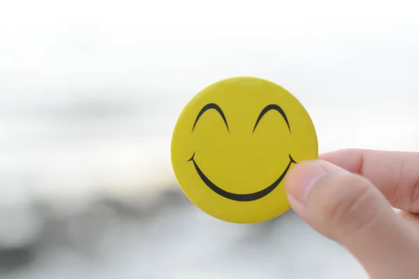 Рука Тримає Усміхнене Обличчя Символізує Позитивний Склад Розуму Конструктивний Зворотній — стокове фото