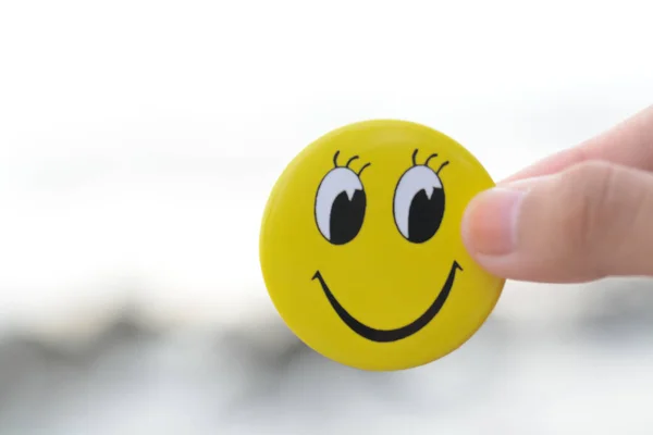 Een Hand Met Een Glimlachend Gezicht Symboliseert Een Positieve Instelling — Stockfoto