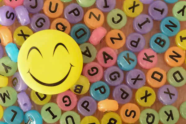 Ein Glückliches Emoticon Mit Bunten Alphabet Perlen Bildung Und Schulkonzept — Stockfoto