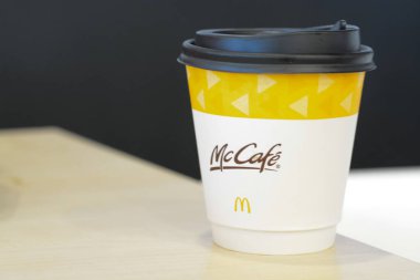 Klang, Malezya: 30 Haziran 2023-McCafe kahve fincanının yakın plan görüntülerinde, McDonald 's ile ilişkilendirilmiş kahve evi tarzı yiyecek ve içecek sunumlarıyla tanınan marka sergileniyor..