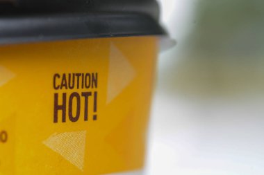 Kahve fincanının üzerindeki uyarıcı 