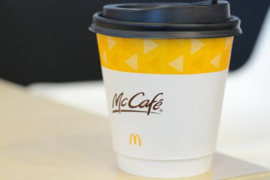 Klang, Malezya: 30 Haziran 2023-McCafe kahve fincanının yakın plan görüntülerinde, McDonald 's ile ilişkilendirilmiş kahve evi tarzı yiyecek ve içecek sunumlarıyla tanınan marka sergileniyor..