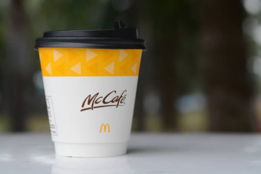 Klang, Malezya: 30 Haziran 2023-McCafe kahve fincanının yakın plan görüntülerinde, McDonald 's ile ilişkilendirilmiş kahve evi tarzı yiyecek ve içecek sunumlarıyla tanınan marka sergileniyor..