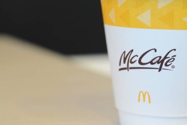Klang, Malezya: 30 Haziran 2023-McCafe kahve fincanının yakın plan görüntülerinde, McDonald 's ile ilişkilendirilmiş kahve evi tarzı yiyecek ve içecek sunumlarıyla tanınan marka sergileniyor..