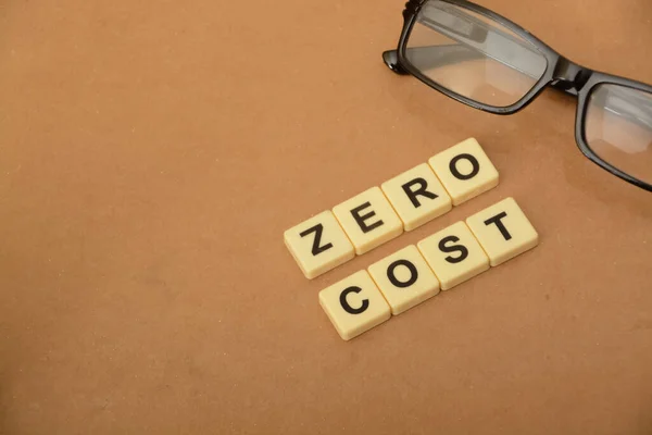 Brillen Und Buchstaben Mit Schriftzug Zero Cost Kopierraum — Stockfoto