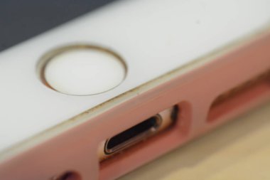 Klang, Malezya: 3 Temmuz 2023 - iPhone ev düğmesini kapat ve portu şarj et