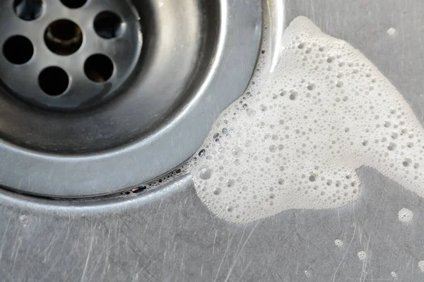 Água Com Espuma Sabão Pia Aço Drena Para Baixo — Fotografia de Stock