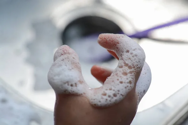 Uma Mão Com Uma Bolha Sabão Lavar Mãos Com Fundo — Fotografia de Stock