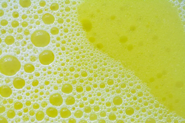 黄色の洗浄液の泡のクローズアップビュー 泡の背景を作成します — ストック写真