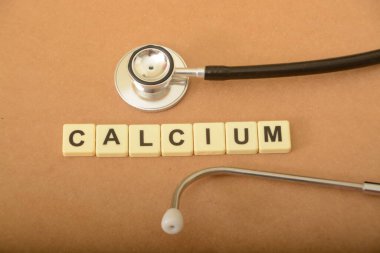 CALCIUM yazılı stetoskop ve alfabe harfleri.