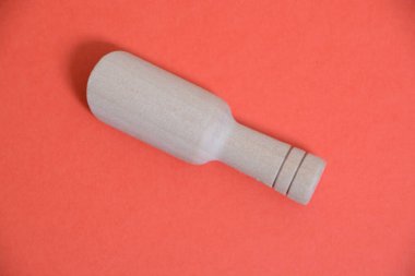 Ahşap kepçe kırmızı arka planda izole edilmiş..