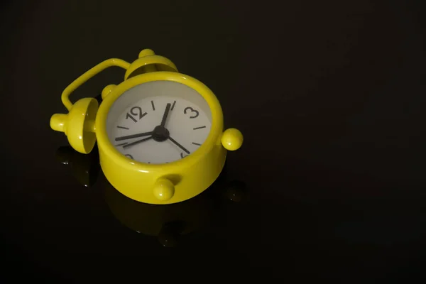 Relógio Alarme Amarelo Isolado Fundo Preto Espaço Cópia — Fotografia de Stock