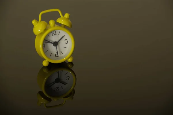 Relógio Alarme Amarelo Isolado Fundo Preto — Fotografia de Stock