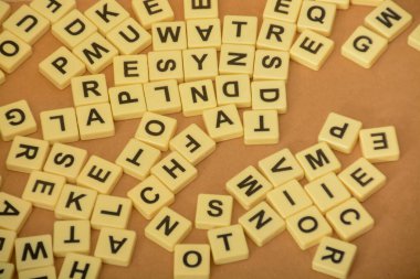 Ahşap arkaplanda alfabe harfleri yığını.