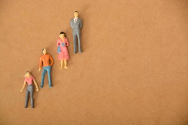 Bir grup hevesli işçi eğitim oturumları, atölyeler veya takım oluşturma faaliyetlerinde yer alıyorlar.