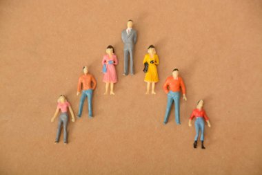 Bir grup hevesli işçi eğitim oturumları, atölyeler veya takım oluşturma faaliyetlerinde yer alıyorlar.