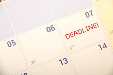 Metin DeADLINE içeren bir takvim, bir görev, proje, ödeme, sunum veya eylemin tamamlanması veya tamamlanması gereken bir takvim üzerindeki belirli bir tarih veya saati ifade eder.