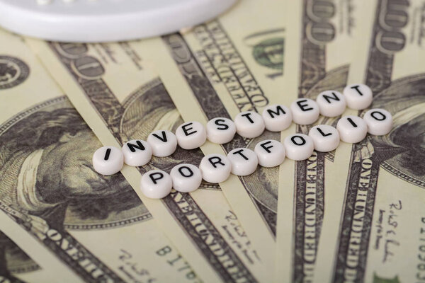 Банкноты с текстом INVESTMENT PORTFOLIO