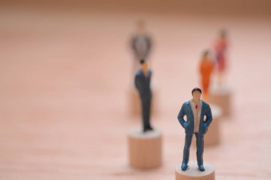 Patronun arkasında, işadamı ve ekip, birlikte ilerlerken şirketin gelişimine adanmış bir grup oluşturdular.