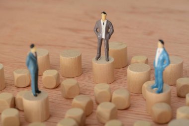 İş adamı, iş arkadaşlarıyla bir çemberin içinde dururken şirketin vermesi gereken önemli bir karar hakkında ciddi bir tartışmaya girişti.