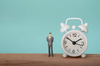 İş adamının başarısı, genellikle saatin kritik bir farkındalığını koruyabilme yeteneğine dayanır ve mükemmel bir zamanda hareket etmesini sağlar.