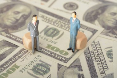 Başarılı iş adamları, paralarının işe yaradığından emin olmak için saatlerce pazarlık yapıp finansal stratejileri tartışırlar.