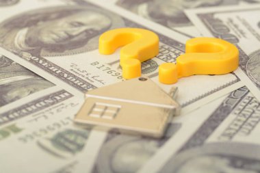 Ev mülkünü çevreleyen soru işareti, konum, piyasa eğilimleri ve finansman gibi pek çok faktörden kaynaklanmaktadır.