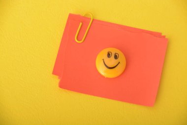 Not kağıdındaki Kavramsal Gülümsemeler: Mesajlarla Sevinç Paylaşımı