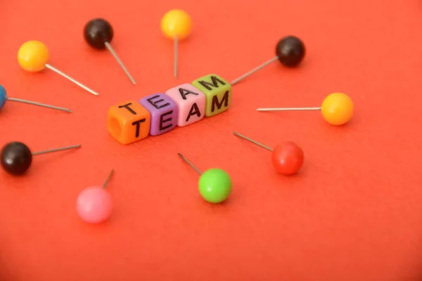 アルファベットビーズとテキストTeam ビジネスコンテキストでは チームは共通の目標または目標に向けて協力的かつ協力的に作業する個人のグループを指します ストック画像