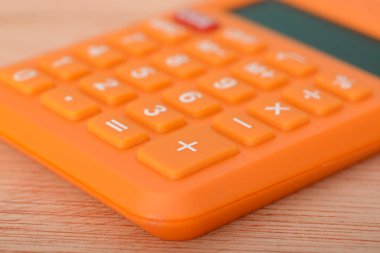 Hesap makinesinin yakın plan görüntüsü, bunun ticaret ve ekonomi alanlarındaki önemini vurguluyor.