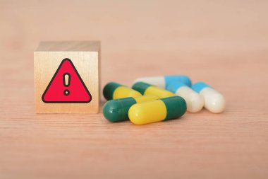 Sağlığa zararlı olabilecek yan etkilerden dolayı ilaç kapsüllerine dikkat etmek hayati önem taşıyor. Bu da doktora gidip tavsiye almak anlamına geliyor..