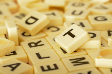 Eğitim bağlamında Scrabble harfleri, genç öğrenciler için alfabeyi daha çekici ve etkileşimli kılabilir..